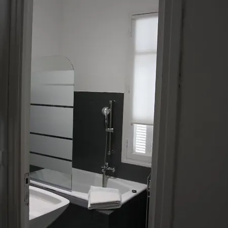 1er Consul Sas A Bussinca לינה וארוחת בוקר